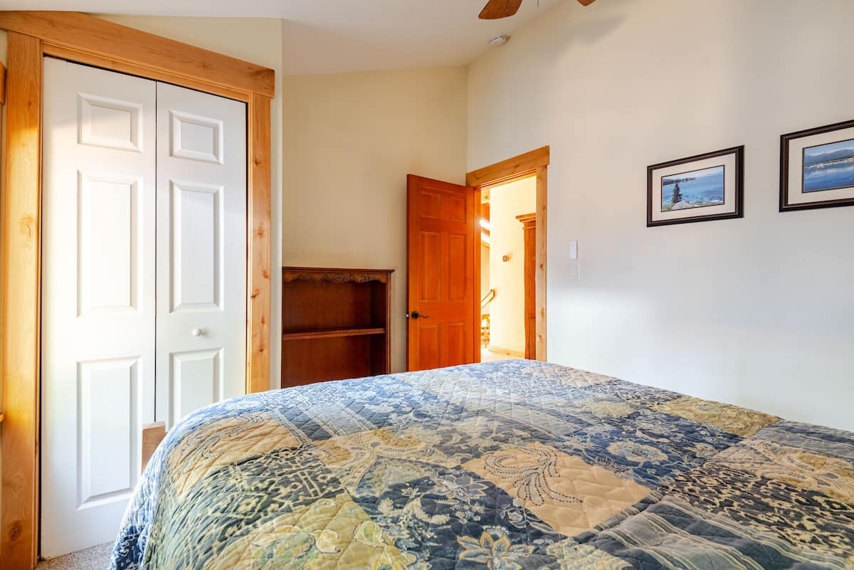 Middle bedroom with queen bed.