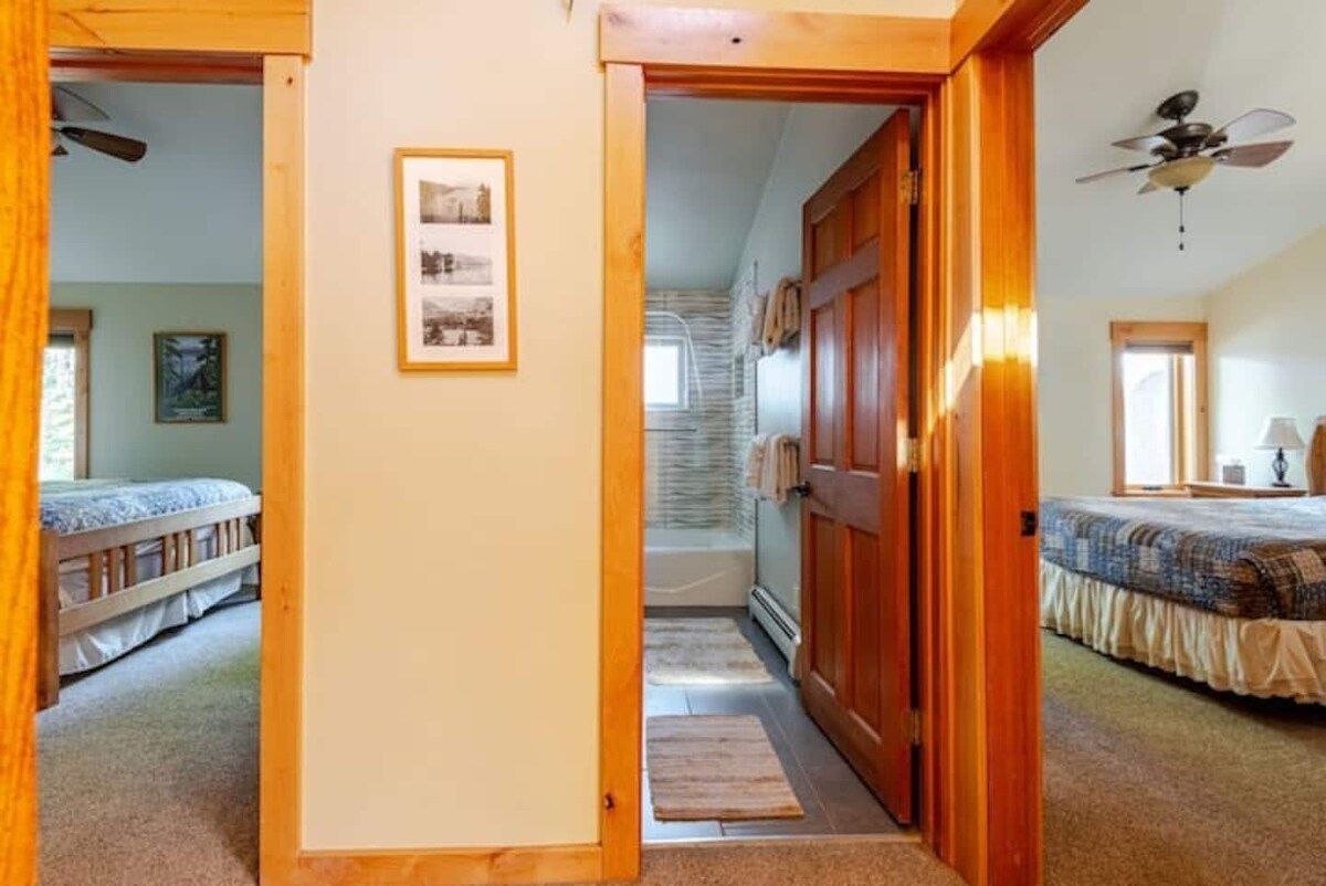 Bedroom hallway with views into the queen bedrooms.